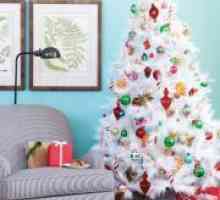 Bela božično drevo v notranjosti