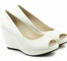 Beli čevlji klini