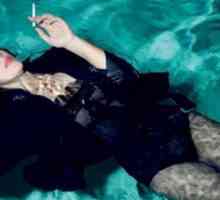 Monica Bellucci plavati v bazenu v oblačilih