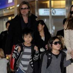Angelina Jolie in Brad Pitt z otroki, se sprehodili po Londonu in iti v kino