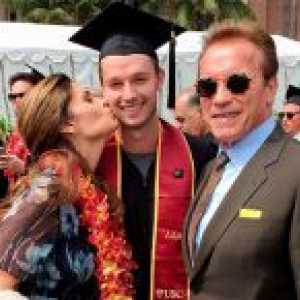 Arnold Schwarzenegger z bivšo ženo pozdravili svojega sina s koncem poslovno šolo