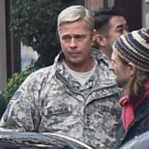 Brad Pitt se je obrnil siva in nosil vojaške uniforme