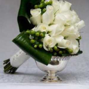 Poročni šopek belih vrtnic