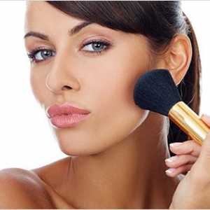 Nežni kapi dodati make-up, rouge ali posebno aplikacijo za obliko obraza