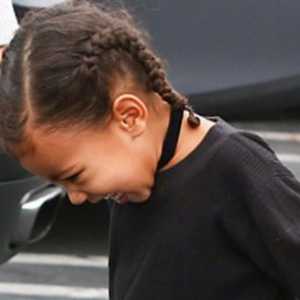 Hčerka Kim Kardashian in Kanye West videti paparaci, da se dogovorite za drug "show"
