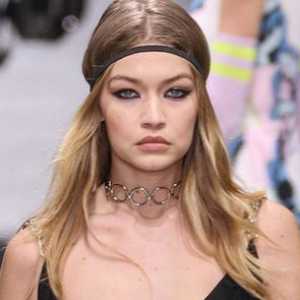 Gigi Hadid izpostavljeni bradavico, da skrunijo Versace