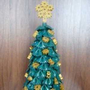 Božično drevo iz testenin z rokami