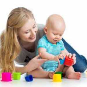 Igranje s svojim otrokom v 8 mesecih