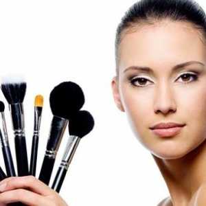 Uporaba ščetke ustvariti make-up