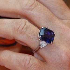 Elizabeth Hurley in Shane Warne - kdo dobi prstan z safir?
