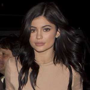 Kylie Jenner je šel na sprehod v "krilo-string vrečko"