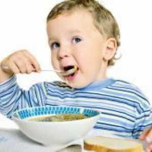 Kako naučiti vašega otroka sami jesti?
