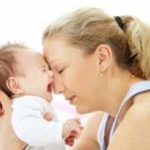Kako pomagati novorojenčka kolike?