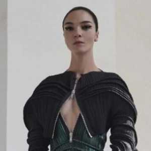 Mariacarla Boscono in Bella Hadid je predstavil novo kolekcijo za križarjenje oblačila Givenchy