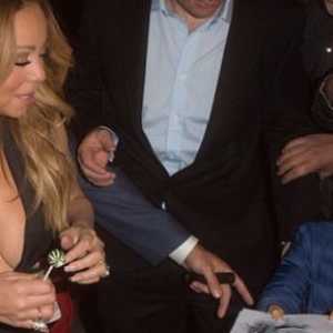 Mariah Carey v razkrivajo mini obleko razgalil prsi v javnosti