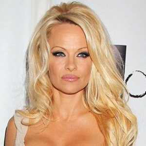 Pamela Anderson se je odločila, da shranite pragozdove s pomočjo poročni prstan!
