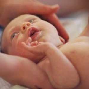 Zakaj novorojenčka kolcanje po hranjenju?