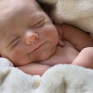 Zakaj novorojenček mrzlica v spanju?