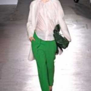 Od česa nositi zelene hlače?