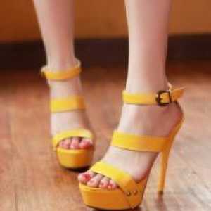Od česa naj nosijo rumene sandale?