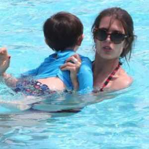 Charlotte Casiraghi spogledovanje, uči svojega sina plavati