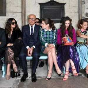 Soko, Salma Hayek in druge zvezde udeležili Gucci kažejo na Westminster Abbey