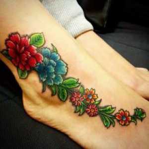 Tattoo rože na nogi