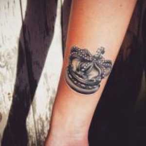 Tattoo na njeno roko krono