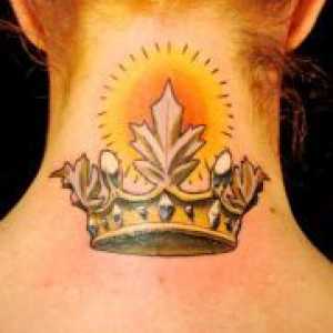 Crown tatoo na vratu