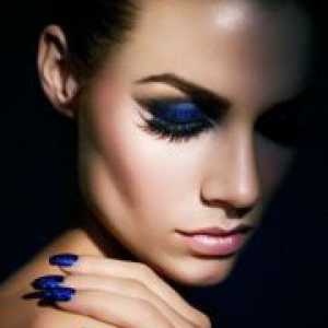 Večerni make-up pod modro obleko